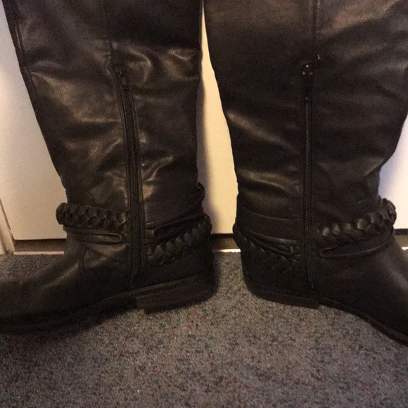 Knee high black boots - Picture 3 of 3